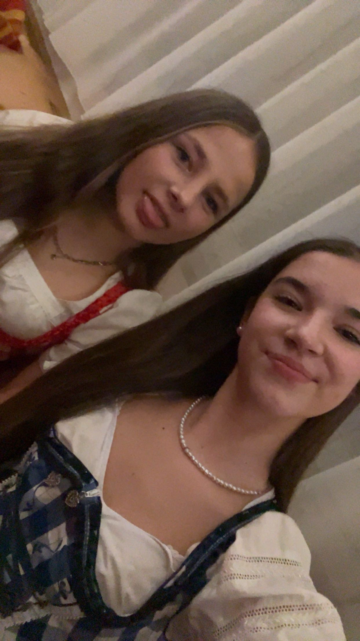 Ein Bild von 2 Mädchen in einem blauen und roten Dirndl