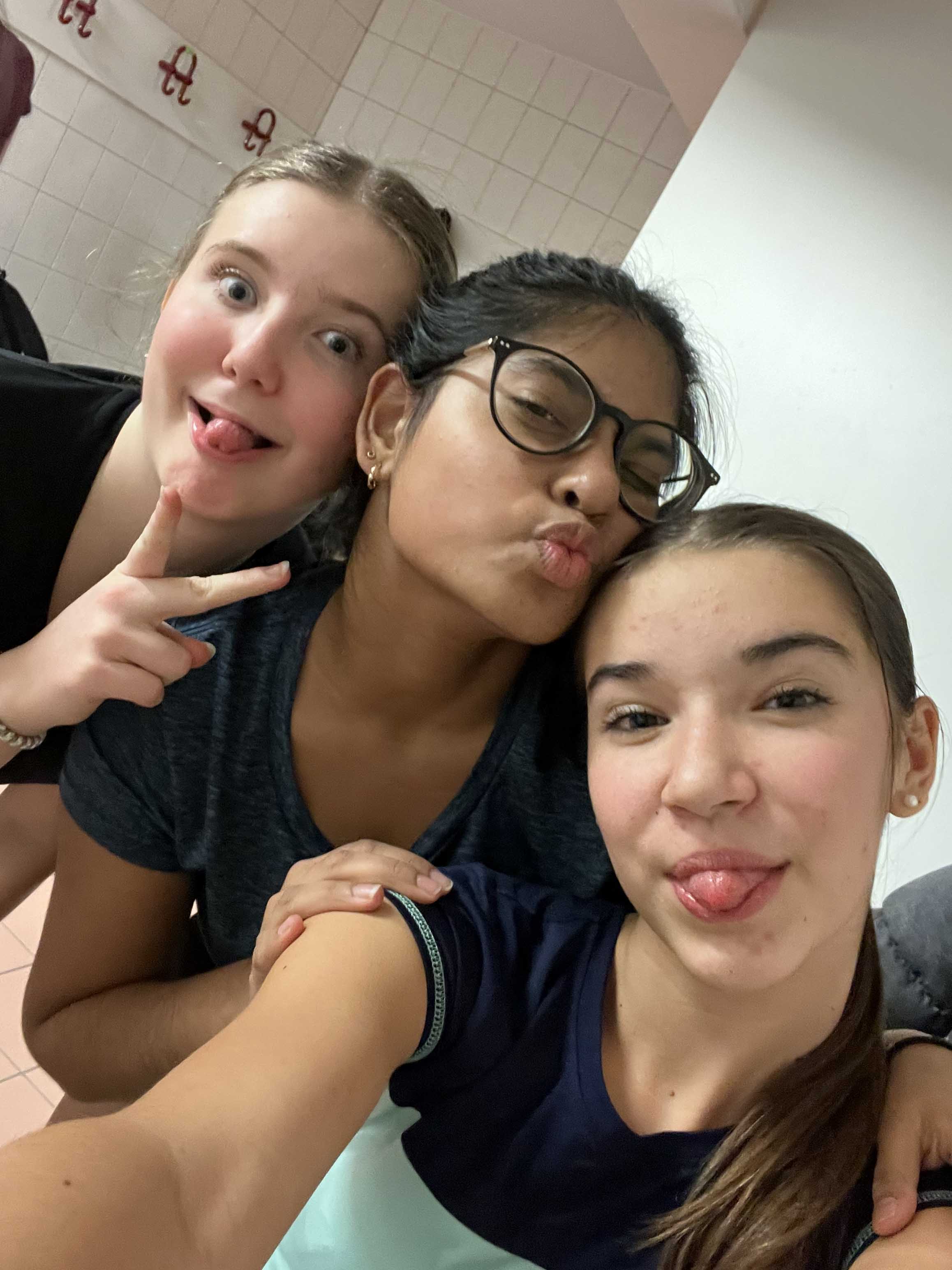 Ein Selfie von 3 Mädchen in Sportkleidung