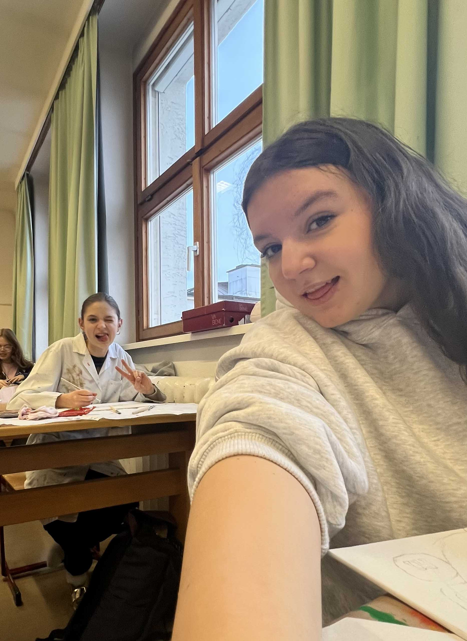 Ein Bild von 2 Mädchen während sie Zeichnen