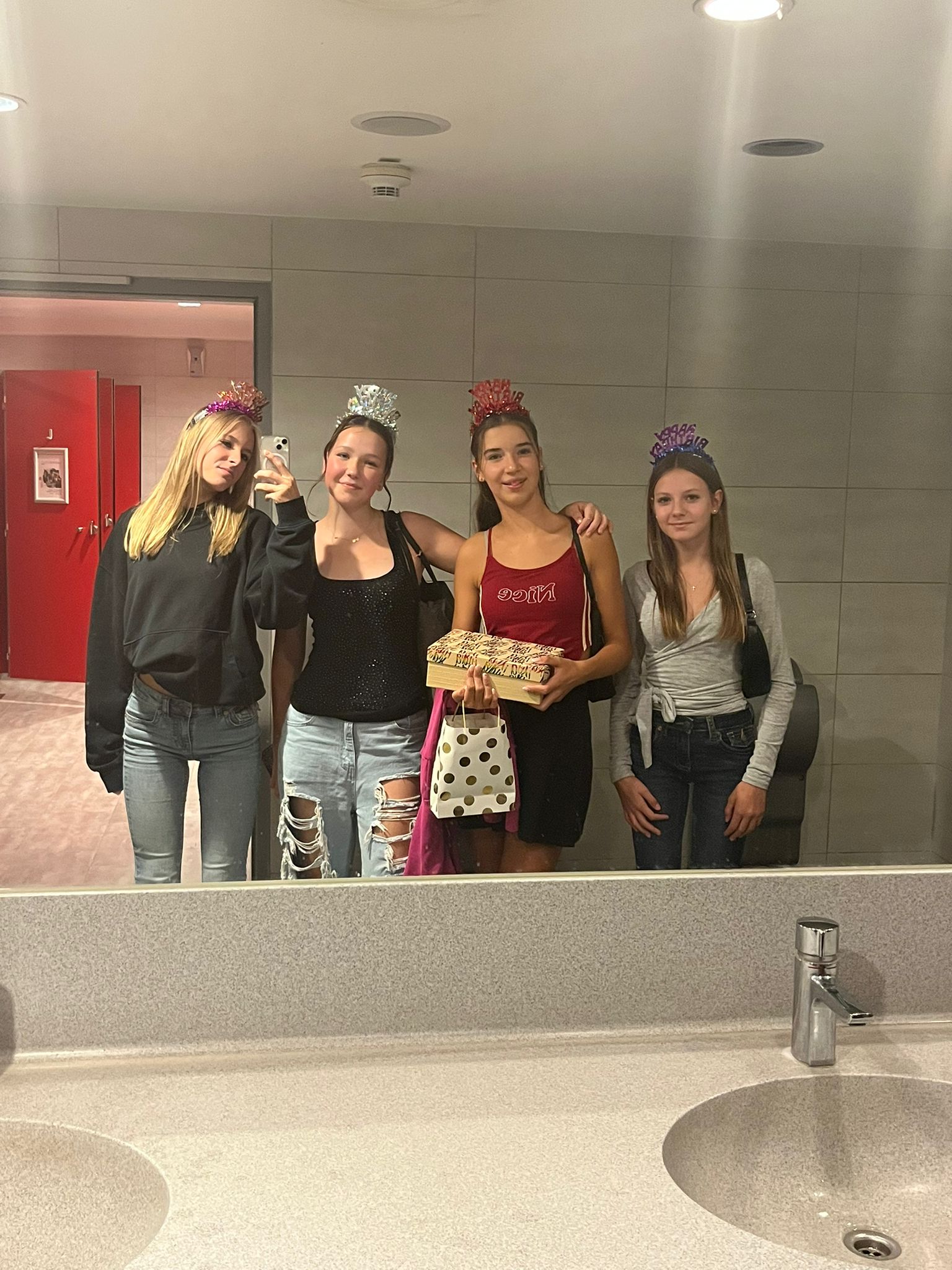 Ein Spiegelbild von 4 Mädchen, die einen Geburtstag im Kiino feiern