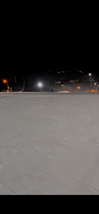 Ein Foto von der Piste am Abend