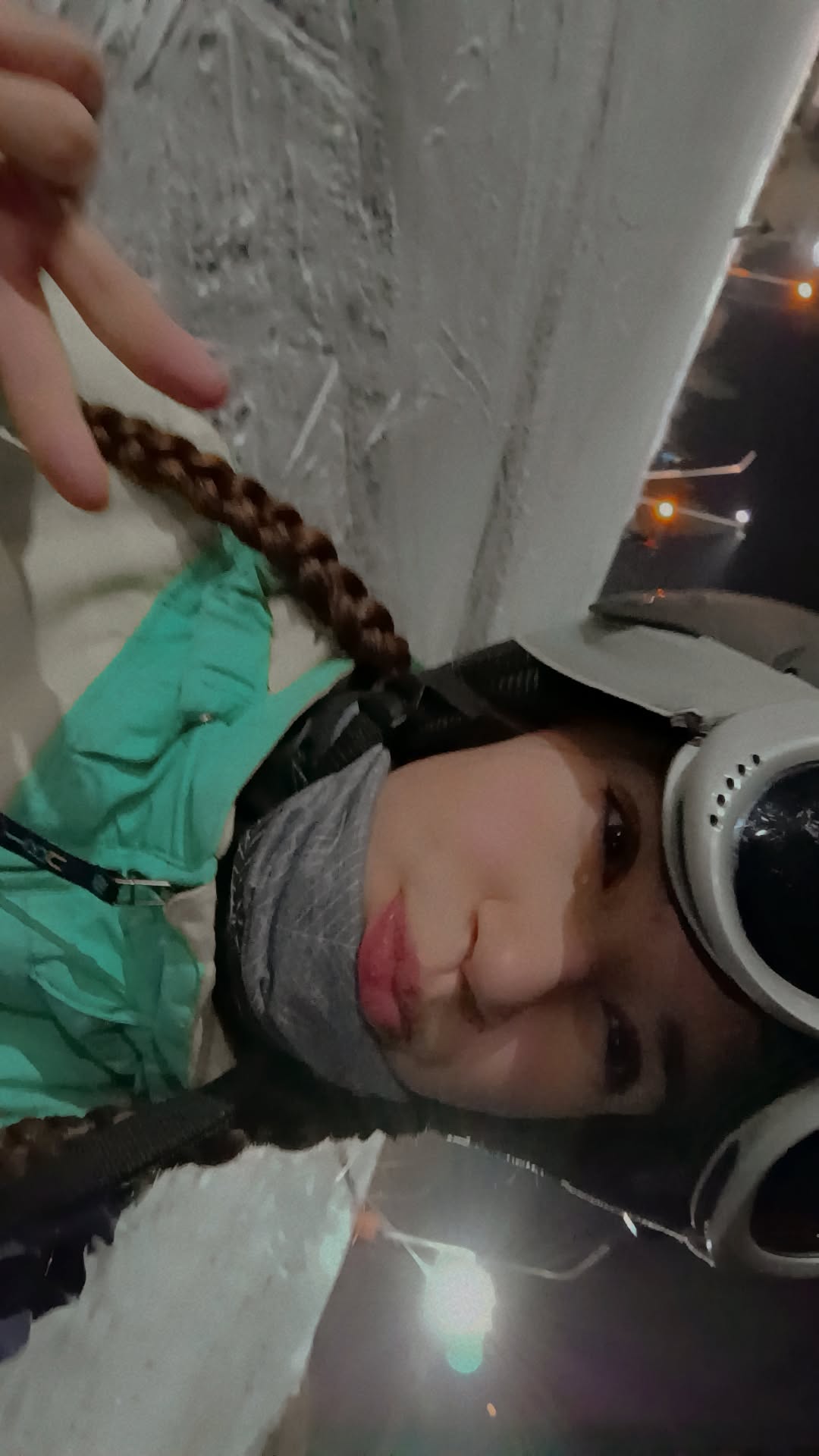 Ein Selfie von einem Mädchen mit Helm und Skibrille auf einer Piste